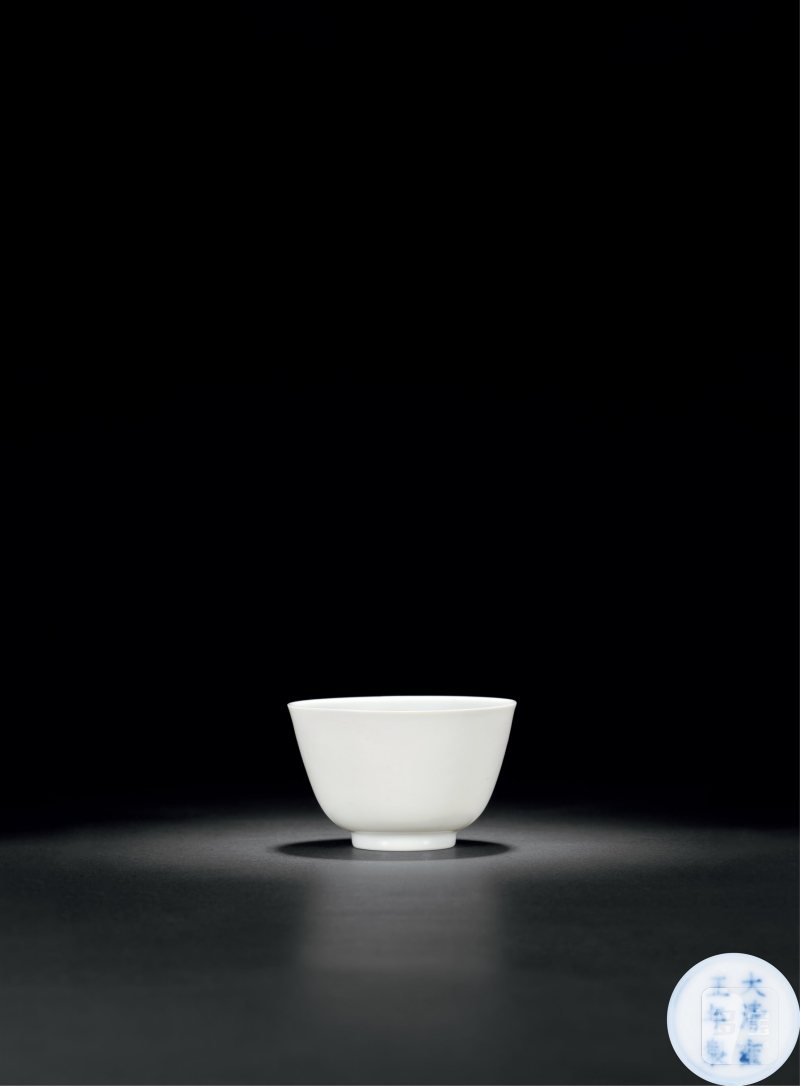 清雍正 甜白釉暗刻云龙纹杯